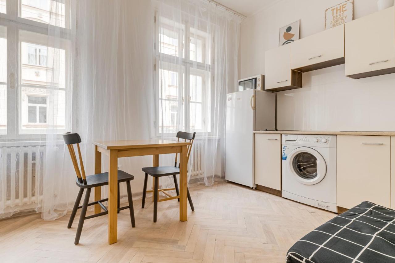 Vita Nejedleho Apartments Prag Exteriör bild