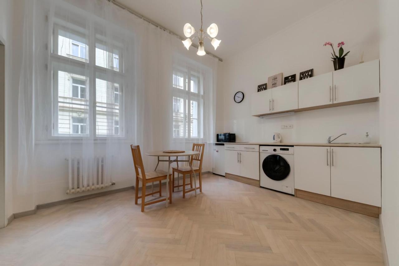 Vita Nejedleho Apartments Prag Exteriör bild