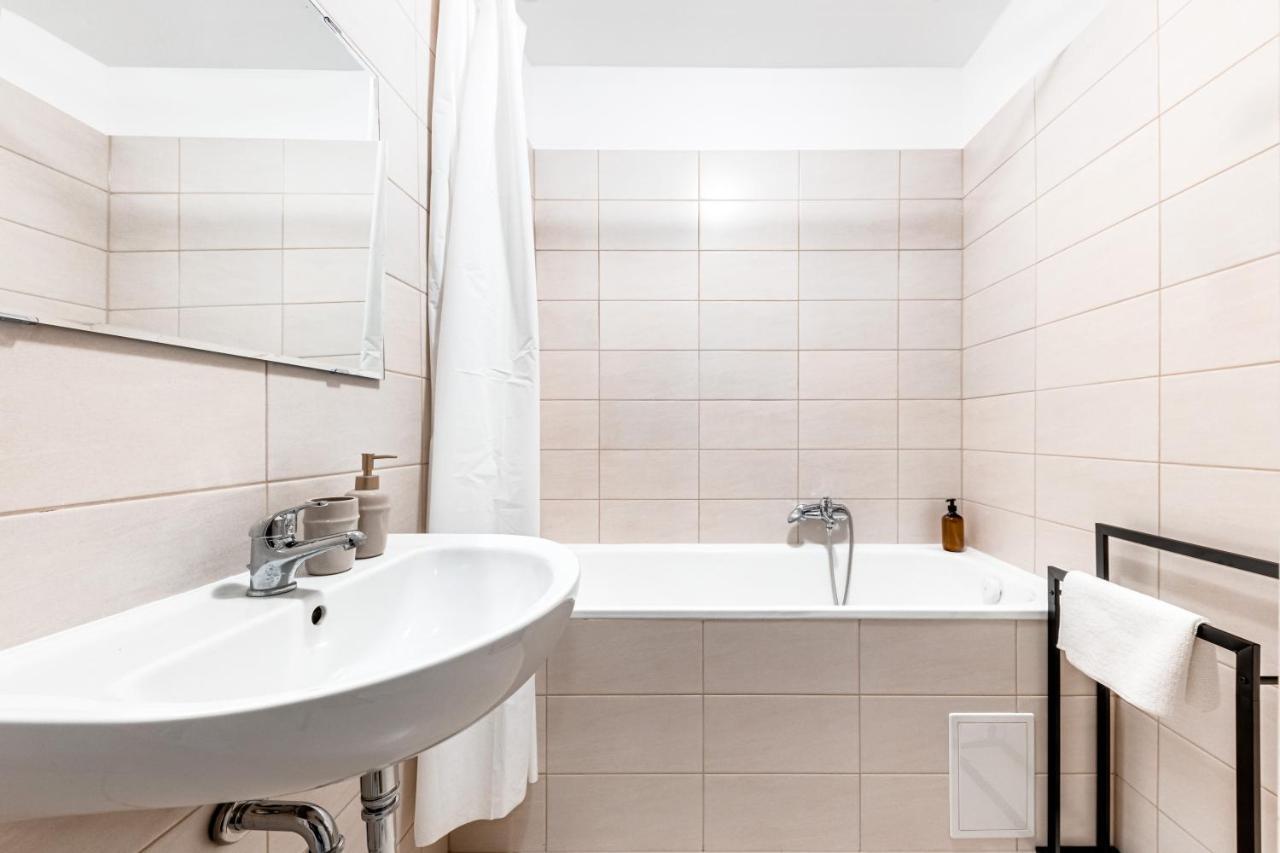 Vita Nejedleho Apartments Prag Exteriör bild