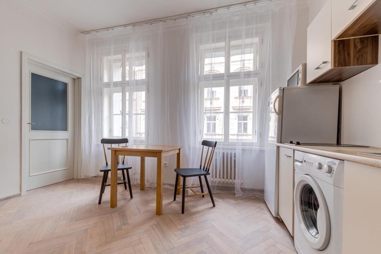 Vita Nejedleho Apartments Prag Exteriör bild