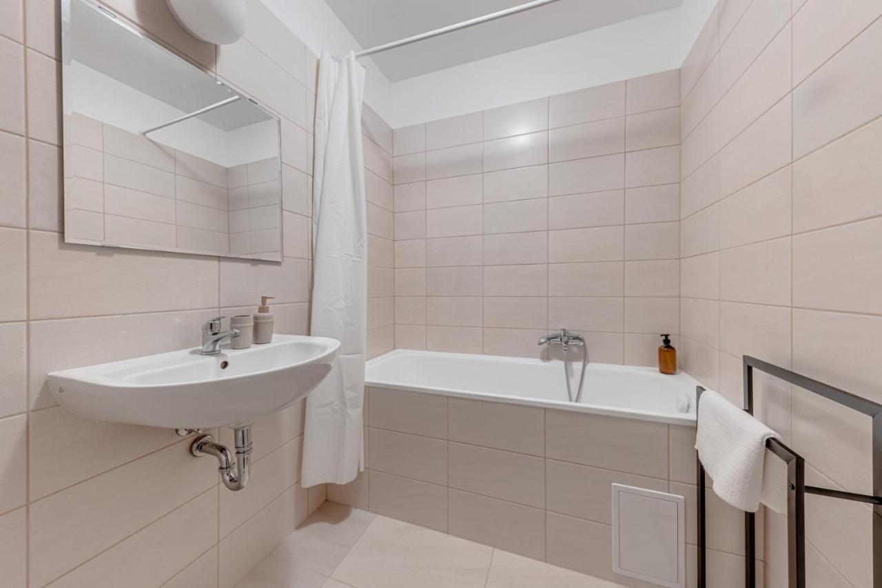 Vita Nejedleho Apartments Prag Exteriör bild